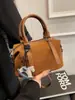Bolso Boston de Alta Gama para Viajes Cotidianos, Bolso de Hombro Cruzado de Moda para Mujer, Nuevo Bolso de Mano Retro de Nicho Otoño e Invierno 2025