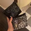 Bolsa de maquiagem de rede fofa, portátil para carregar itens essenciais, cabos de dados e itens pequenos; uma bolsinha prática