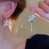 Pendientes de metal con forma de flor de iris estilo palacio vintage para mujer, ligeros, elegantes, a la moda, combinables con todo.