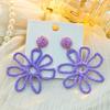 Pendientes de estilo veraniego transfronterizo europeo y americano para mujer, con flores huecas de hierba Rafi tejidas a mano y coloridos distintivos.