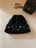 Nueva colección otoño e invierno 2026: gorro tejido a mano con pedrería de colores, diseñado para mantener abrigadas a las mujeres, proteger sus orejas y hacer que su rostro parezca más pequeño