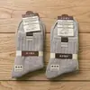 Meias Masculinas de Algodão para Atacado, Meia-Panturrilha, Meias Sociais para Primavera e Outono, Absorventes de Suor, Pretas e Brancas, Cor Lisa, Espessura Média, Simples