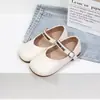 Outono 2025 Novos Sapatos Individuais para Meninas Sapatos de Couro Sapatos Individuais para Crianças Médias e Grandes Sapatos de Princesa Sapatos de Performance com Laço 3477