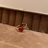 Anel esmaltado vermelho em formato de coração Ankara estilo francês vintage para atacado, moderno, luxo leve, anel simples e versátil para o dedo indicador para mulheres