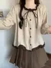 Colección nueva Otoño 2026: Blusa de moda estilo francés con bloques de color y volantes, top corto de manga larga para mujer con un look sofisticado