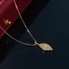 2022 nueva moda Collar de rama dorada con hoja de jade para mujer Cadena para la clavícula de hoja de árbol con microincrustaciones de diamantes de alta calidad Acero de titanio