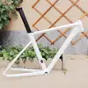 Bicicleta de Estrada 700C Liga de Alumínio Quadro Aerodinâmico Freio a Disco Montado por Pino Câmbio Dianteiro Montado Reto Processo de Revestimento Suplementar de Cabos Internos