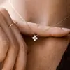 Colar com pingente de flor trevo de quatro folhas cravejado de diamantes estilo Ins para clavícula feminina, simples, super brilhante, joia versátil de nicho de luxo leve