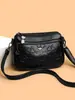 Bolso grande de mujer con relieve transfronterizo, nuevo modelo 2026 para madres de mediana edad, bolso para suegra, bolso de hombro y cruzado