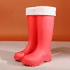 Botas de chuva confortáveis, de corte baixo e impermeáveis, botas de cano alto com sola grossa para uso ao ar livre, botas femininas forradas com fleece, botas de chuva duráveis e antiderrapantes