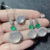 Conjunto de tres piezas de joyería con colgante, anillo y pendientes de calcedonia natural a la moda con temperamento de jade de hielo alto