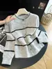 Novo cardigã de tricô listrado soltinho e casual estilo coreano para outono e inverno para mulheres, com um design único, casaco suéter feminino moderno