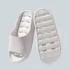 Sandalias y pantuflas simples con agujeros para el baño del hogar de las mujeres antideslizantes para uso en pareja masculinas para bañarse hotel casa de huéspedes pantuflas al por mayor