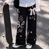 Un atuendo fresco y vibrante inspirado en la dopamina: una camisa con cuello de muñeca combinada con pantalones de pierna ancha, creando un look dulce y adorable para niñas