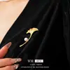 Broche de Hoja de Arce y Perla Chapado en Oro Real, Accesorio de Pin de Moda Retro de Gama Alta con un Diseño Único, Accesorio de Ropa de Nicho