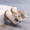 Botas Chelsea Femininas Estilo Britânico Retrô 2026 Nova Coleção Primavera/Outono Moda Botas Curtas Florais Botas de Couro Versáteis e Estilosas