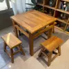 Mesa de Jantar de Madeira de Ulmeiro Antigo Mesa Quadrada Retro Nostálgica Estilo Wabi-Sabi Toda Madeira Maciça Mesa dos Oito Imortais Mesa de Chá Balcão de Balada Folclórica Mesa e Cadeiras Vintage