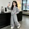 Conjunto de Ropa de Otoño para Niñas 2026 Primavera y Otoño Nueva Ropa Infantil Niños Grandes Sudadera con Capucha Gris y Pantalones Deportivos Ropa Deportiva Casual