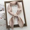 Lenço Quadrado Pequeno 70 Cores Sólidas para Transmissão ao Vivo Transfronteiriça, Lenço de Seda para Mulheres, Estilo Versátil para Primavera e Outono, Lenço Estiloso e da Moda para Combinar com Ternos e Camisas