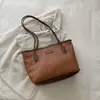 Bolsa Tote Grande com Relevo Feminina 2026 Outono Novo Estilo Moda Versátil Ombro Único Bolsa de Axila Bolsa Grande para o Dia a Dia
