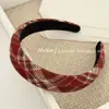 Faixa de Cabelo Elegante com Design Xadrez Vermelho em Relevo para Natal e Ano Novo, Versátil, de Copa Alta, Afina o Rosto