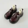 Sapatos femininos de couro estilo britânico marrons, com salto grosso e sola grossa, modelo JK, novo modelo de outono 2026, mocassins retrô com sola macia, que aumentam a altura