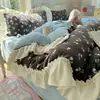Conjunto de quatro peças de leite veludo espesso de inverno, design de princesa estilo coreano com acabamento em renda, uma capa de edredom de bebê fresca e quente