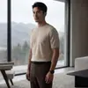 La nueva colección de Baicai Rong presenta una elegante camiseta de cachemir para hombre de manga corta con cuello redondo y un diseño minimalista de punto abierto.