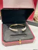 Pulsera de guepardo de oro V totalmente pavimentada con diamantes, un artículo de moda popular para parejas, pulsera versátil con diseño de lujo ligero e incrustaciones de diamantes, directo del fabricante