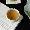Taza Maestro de Cerámica Arita Pintada a Mano con Pie Alto con Diseño de Copo de Nieve Blanco y Reflejo de Ola Azul para Uso en Casa, Adecuada para Juego de Té Kung Fu