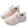 Zapatillas Deportivas Infantiles para Niñas 2026 Primavera/Verano Malla Transpirable Bordado de Corazón Velcro Suela Suave Antideslizantes Versátiles