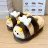 Pantufas Fofas de Abelha Peludas para Mulheres 2025 Novo Estilo de Inverno Sapatos Peludos Fofos Femininos Que Podem Ser Usados em Casa e Fora Venda por Atacado