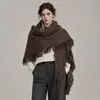 Tamanho grande, combinado com um casaco, cachecol triangular de lã mista de cor sólida para mulheres com franjas, xale de tricô, outono/inverno, com um toque boêmio
