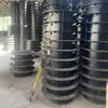 Fabricantes de Guangdong Venta al por mayor Cubiertas de registro redondas cuadradas de hierro dúctil de alta resistencia Cubiertas de registro de aguas pluviales y alcantarillado de carreteras urbanas municipales