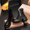 Botas curtas de algodão com sola grossa, que aumentam a altura, salto grosso, forradas com fleece para mulheres, novo estilo outono e inverno 2026, botas de corte justo para mulheres baixinhas, botas estilo Martin