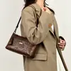 Bolso de hombro para mujer transfronterizo, bolso de mano pequeño, nuevo diseño de moda 2026 con relieve, bolso cruzado simple y versátil para madres de mediana edad, moderno