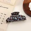 Presilha de tubarão grande em acetato com estampa de leopardo, acessório de cabelo simples e elegante para mulheres, adequado para penteados presos e meio presos