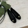 Zapatos bajos de punta redonda para mujer, nuevo estilo de otoño 2026, de suela plana, elegante color negro, adecuados para combinar con faldas, zapatos planos de noche