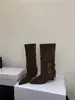 Primer encuentro con las botas de caña alta de ante con punta afilada de Ji Po, colección otoño/invierno 2026 para mujer, estilo hebilla de cinturón retro