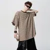 Camiseta Masculina Jovem Listrada Colorida de Verão com Gola Redonda e Manga Curta, Estilo Retro Versátil, Solta, Nova Moda Japonesa