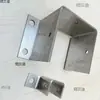 Columna de Tubo Cuadrado de Madera Anticorrosión Fija con Acero Inoxidable Galvanizado, No Requiere Soldadura, Base de Tres Lados con Funda de Goma, Cimentación Empotrada en el Suelo