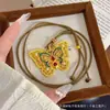 Tienda de Oro Mismo Estilo Arena Dorada Antigua Exquisita Flor Mariposa Colgante Collar para Mujeres Nuevo Estilo Retro Palacio Chino Cadena de Mariposa con Piedras Preciosas