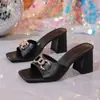 Sandalias de tacón medio con cadena de punta cuadrada transfronterizas 2026 nuevo talla grande tacón grueso estilo europeo y americano para mujer en stock