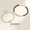 Nuevo y pluma acompañas amantes cuerda de mano negra diaria pulsera de regalo para amigas amigos pulsera Joker venta al por mayor