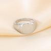 Anillo de moda retro liso bañado en oro de 18 quilates con logotipo grabado a láser, acero de titanio, anillo cuadrado de personalidad para hombre y mujer