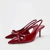 Sandálias de bico fino com laço em couro envernizado vermelho para mulheres, novidade primavera-verão 2026, sapatos de salto alto fino estilo francês com corte baixo para mulheres