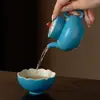 Bule de Cerâmica com Pintura Manual de Névoa Vermelha e Desenho Floral Azul para Uso Doméstico, Apresentando uma Alça em Formato de Bola