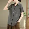 Camisa Plaid Artística Versátil de Algodão e Linho Vintage para o Verão de 2026, Blusa Casual Solta 100% Algodão com Gola Dobrável de Manga Curta para Mulheres
