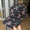 Gorra de béisbol nueva de ala dura con estampado de rosas, ala grande que hace que la cara se vea más pequeña, moderna para ir de compras y protección solar