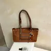Bolsa com Rebite Cruzado Feminina 2026 Novo Estilo Tendência Outono Camurça Melade Bolsa de Ombro Único Grande Capacidade Bolsa para o Dia a Dia